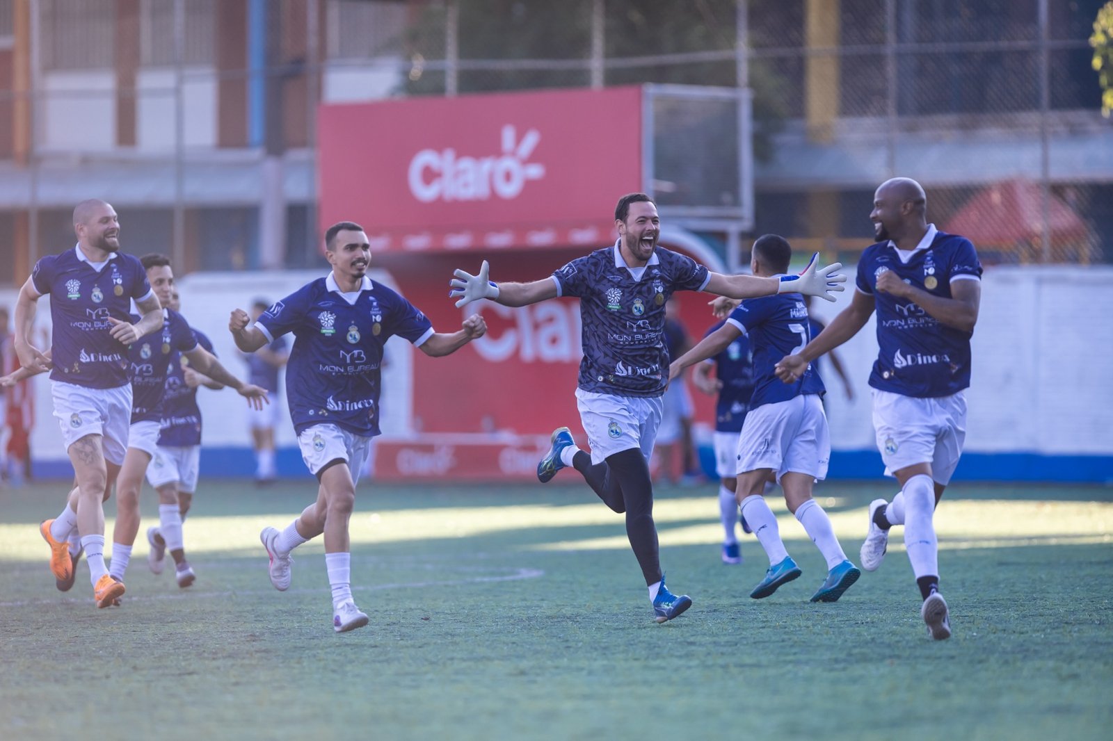 Disputa de bola com a marca Claro ao fundo