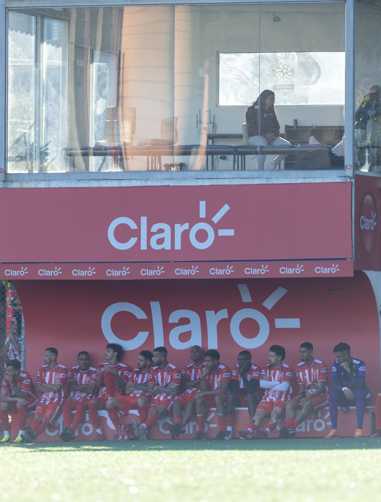 Equipe reunida em frente ao camarote Claro