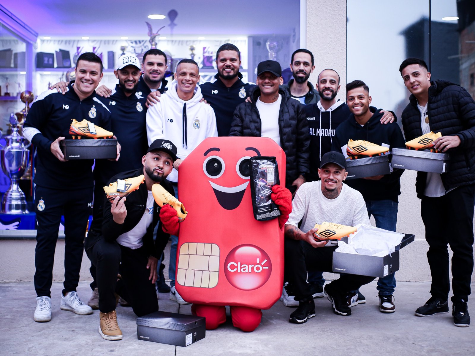 Convidados reunidos com o mascote da Claro na Final