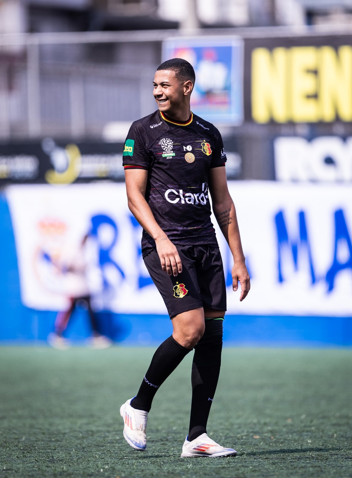 Atleta com uniforme preto e marca Claro nas semifinais