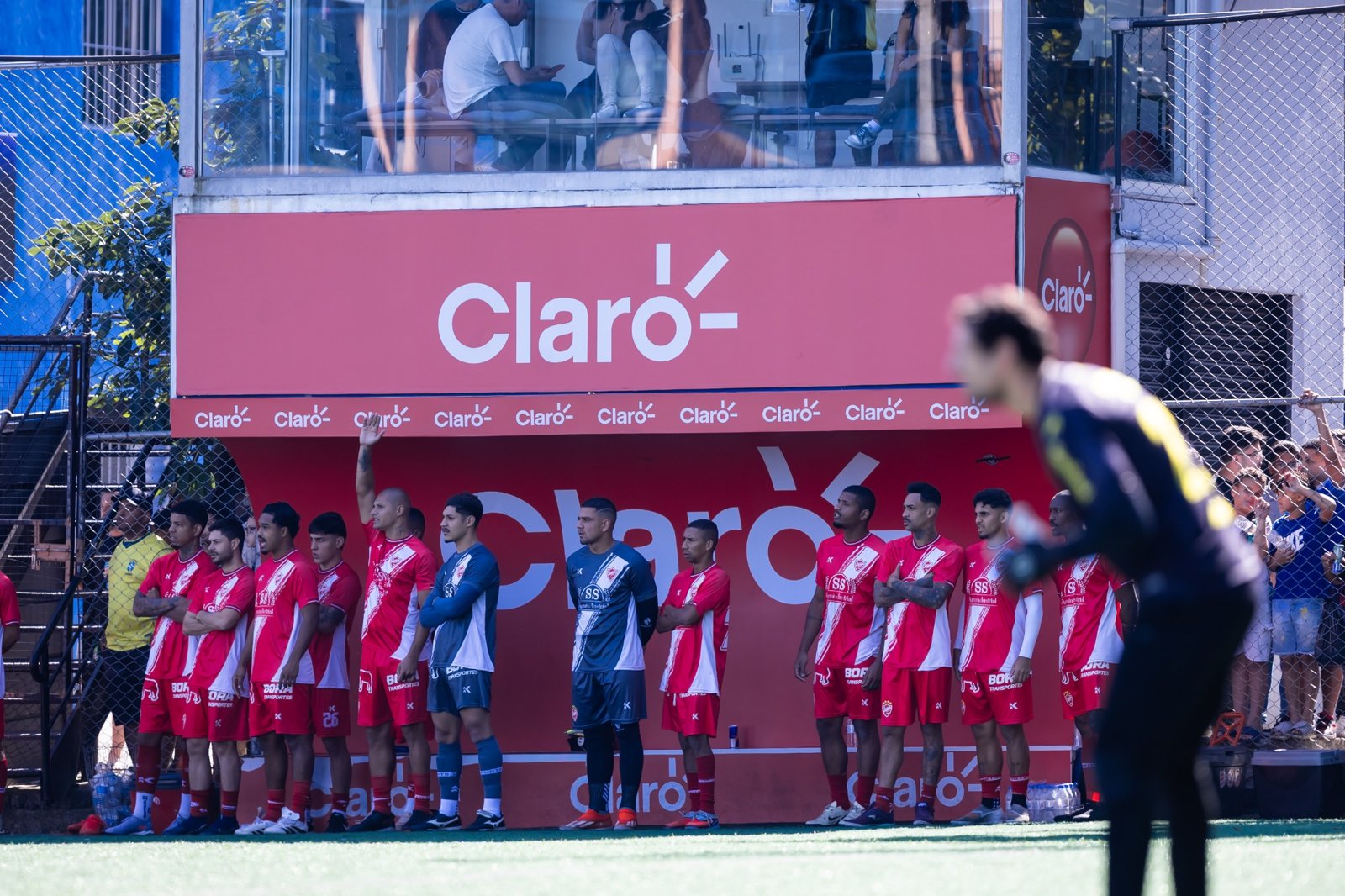 Equipe reunida diante do camarote Claro nas quartas