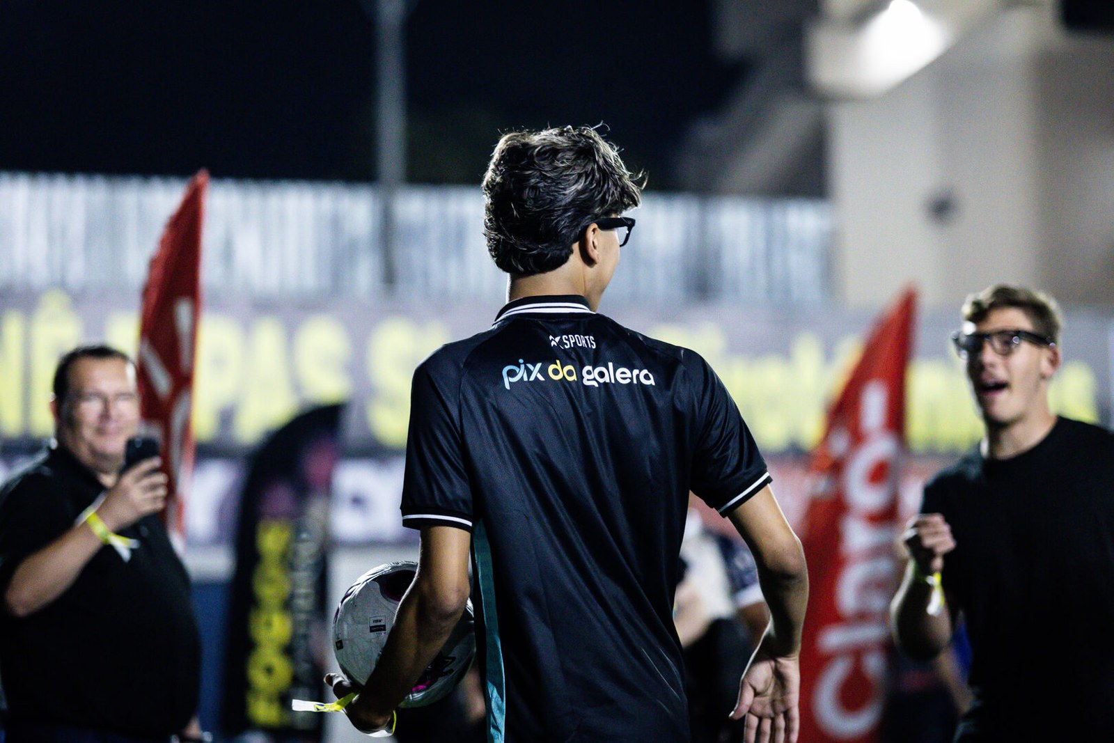 Profissional com headset e camisa Pix da Galera durante a cobertura da SCP
