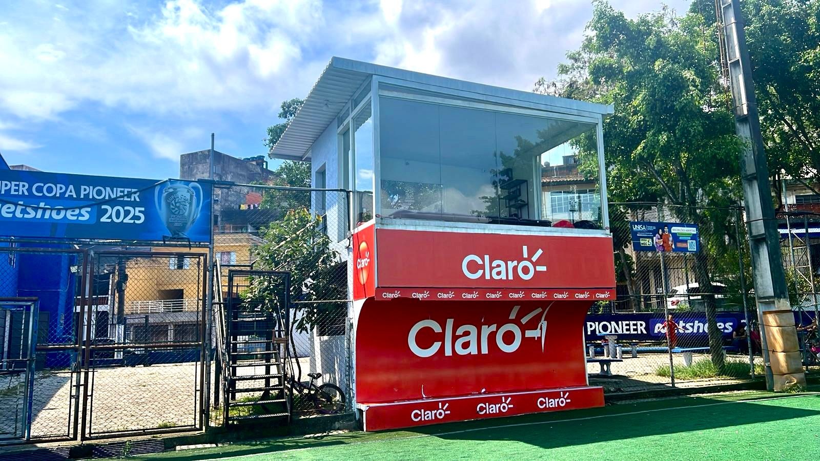 Estrutura de camarote Claro junto ao campo, no acervo SCP de 2025