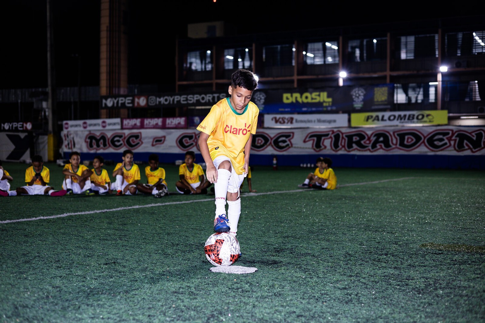 Participante da experiência de chute a gol da Umbro no campo da SCP