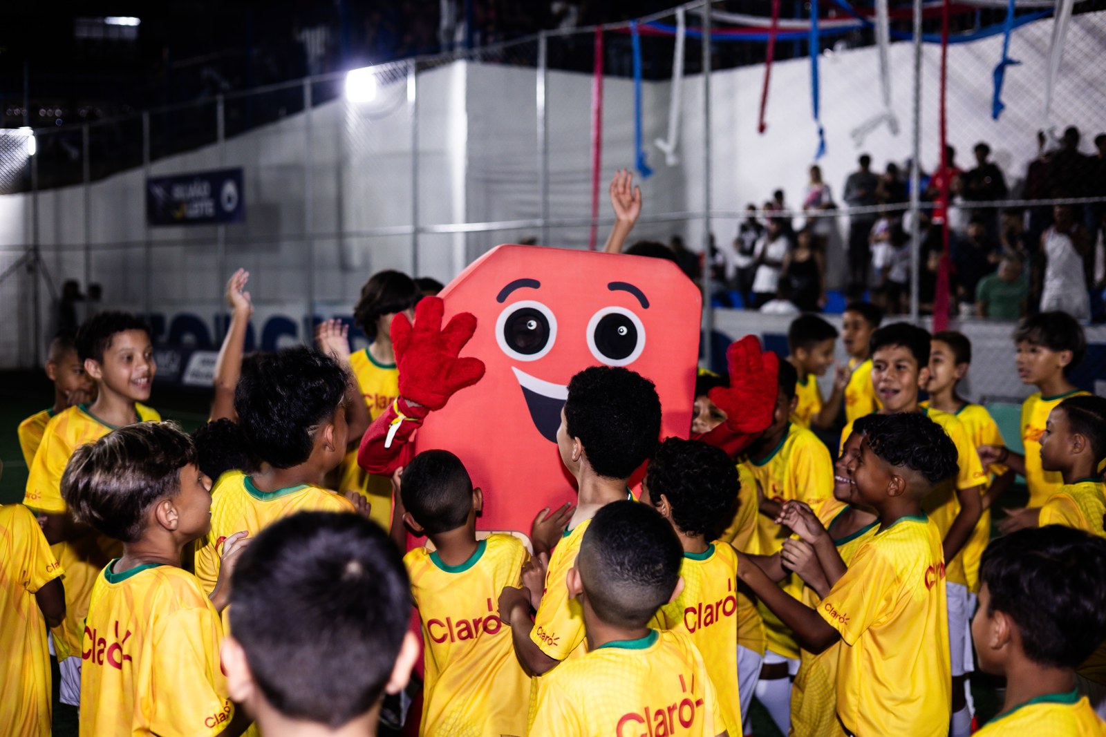Crianças com o mascote da Claro em ação na Super Copa Pioneer de 2026