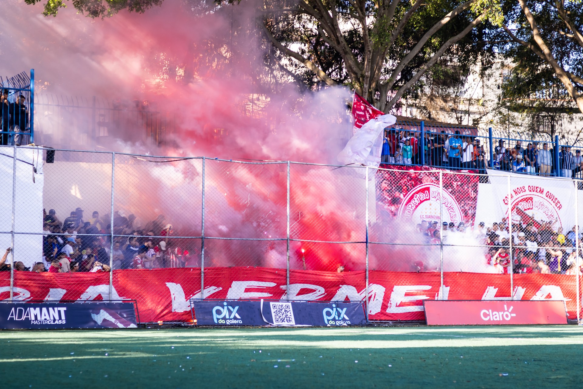 Torcida nas arquibancadas durante a Super Copa Pioneer